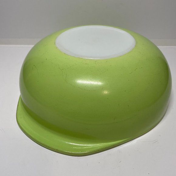 Vintage Pyrex Lime Green 024 Round Casserole 2 qt Baking Dish Milk Glass - Picture 6 of 8